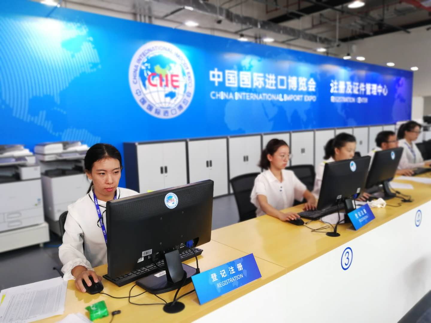 我校长期志愿者服务中国国际进口博览会